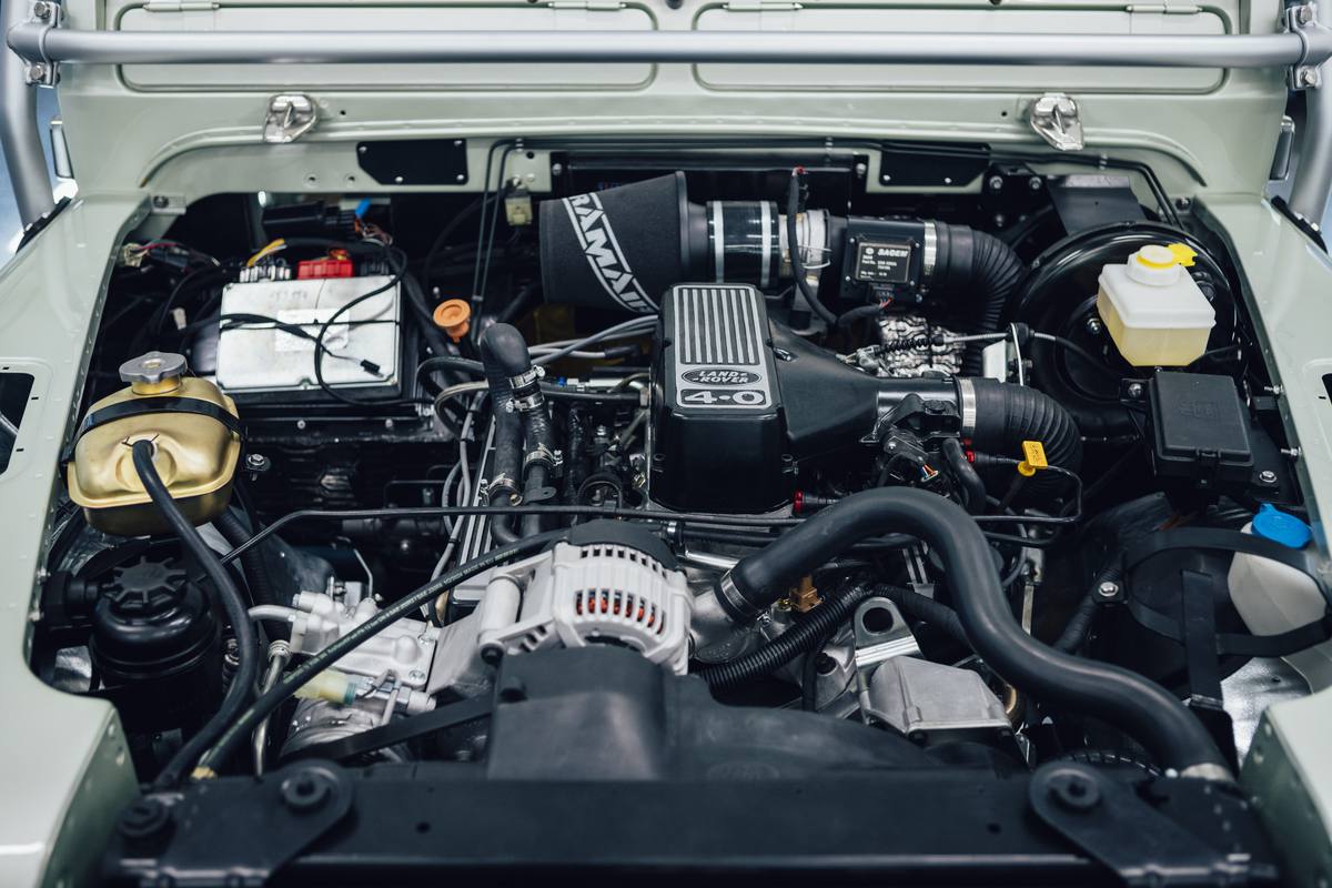 Motor 4.0 V8 v hotovom motorovom priestore, kapota hore
